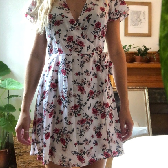 H&M Wrap around floral dress - Picture 4 of 5